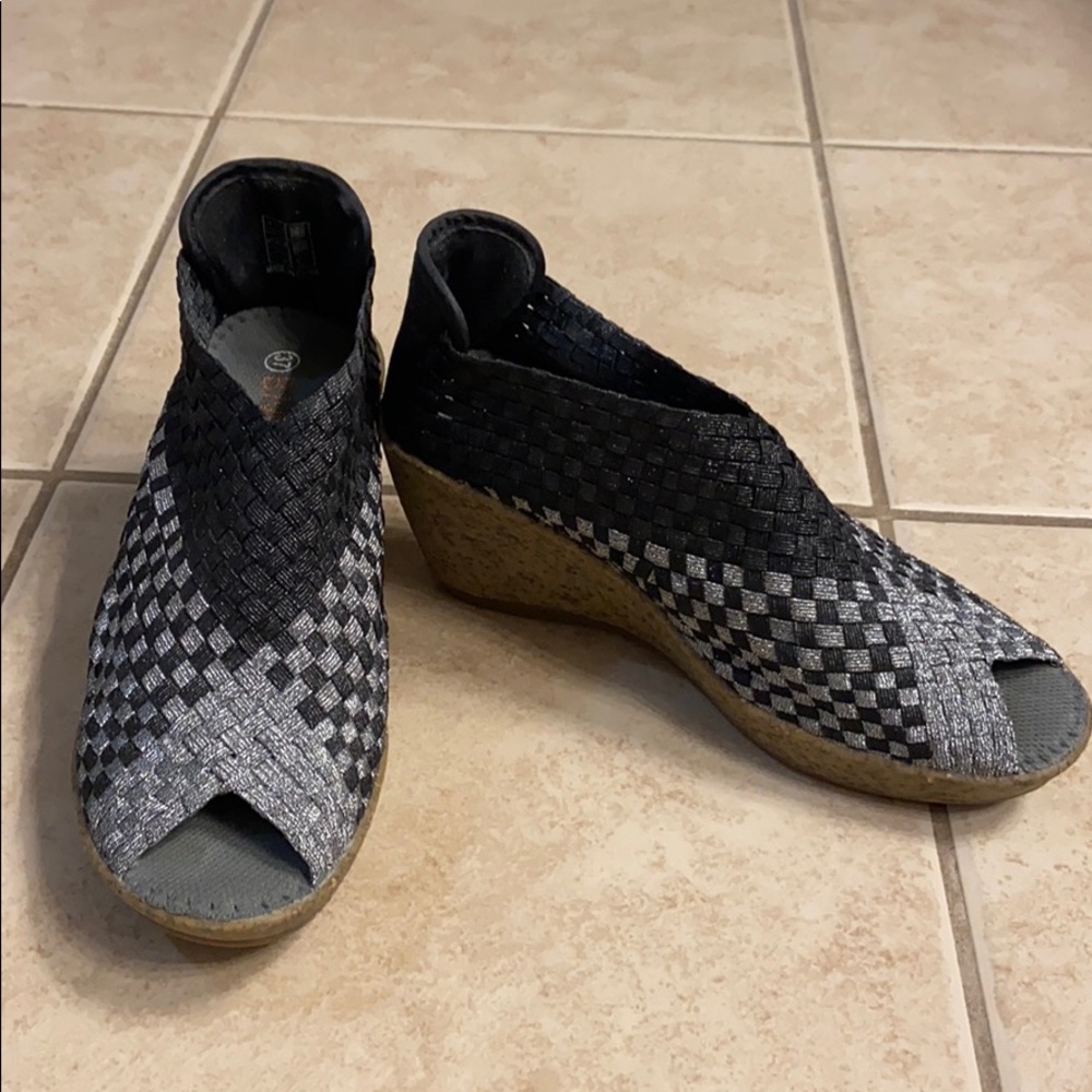 Sabrina by Bernie Mev. Peep toe sandal